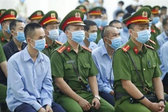 Các bị cáo tại phiên xét xử chiều 8/9. (Ảnh: Doãn Tấn/TTXVN)