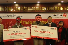 Hai khách hàng đã chia đôi giải Jackpot trị giá hơn 160 tỷ đồng. (Ảnh: Vietlott)