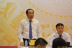 Thứ trưởng Bộ Giao thông Vận tải Nguyễn Hồng Trường (bên trái). (Ảnh: Minh Sơn/Vietnam+)