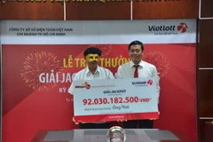 Người trúng giải Jackpot trị giá hơn 92 tỷ đồng đã chính thức nhận được tiền thưởng. (Ảnh: Vietlott)