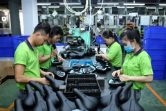 Một dây chuyền sản xuất yên xe đạp xuất khẩu. (Ảnh: Danh Lam/TTXVN)