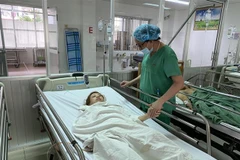 Bệnh nhân tỉnh táo sau phẫu thuật, tiếp tục được theo dõi và điều trị tại Khoa Sản. (Ảnh: TTXVN phát)