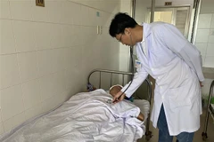 Bác sỹ thăm khám cho bệnh nhân sau phẫu thuật. (Ảnh: TTXVN phát)