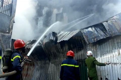 Lực lượng cứu hỏa nỗ lực khống chế đám cháy. Ảnh minh họa. (Ảnh: Tường Vi/TTXVN)