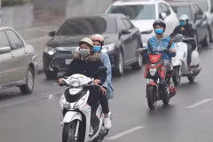 Người dân chủ động đeo khẩu trang để bảo vệ sức khỏe. (Ảnh: Thanh Tùng/TTXVN)