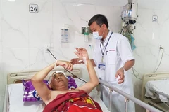 Bệnh nhân được theo dõi sau phẫu thuật. (Ảnh: TTXVN phát)