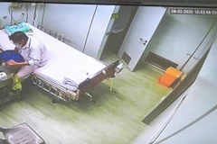 Bệnh nhân T.H.K được cách ly, điều trị tích cực tại Bệnh viện Bệnh Nhiệt đới Thành phố Hồ Chí Minh. (Ảnh: Đinh Hằng/TTXVN)