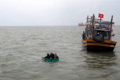 Đưa tàu cá bị nạn vào bờ. Ảnh minh họa. (Ảnh: Văn Tý/TTXVN)