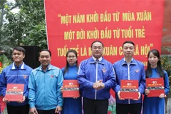 Trao tặng tuổi trẻ Thủ đô cuốn sách ảnh 90 năm Đảng Cộng sản Việt Nam do Nhà xuất bản Thông tấn biên soạn và xuất bản. (Ảnh: Linh Anh/TTXVN)