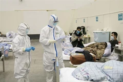 Nhân viên y tế điều trị cho bệnh nhân nhiễm virus corona chủng mới tại bệnh viện dã chiến ở Vũ Hán, tỉnh Hồ Bắc, Trung Quốc. (Ảnh: THX/TTXVN)