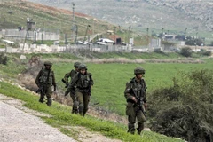 Binh sỹ Israel tuần tra gần trạm kiểm soát al-Hamra ở Thung lũng Jordan, Bờ Tây. (Ảnh: AFP/TTXVN)