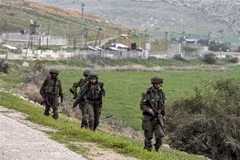 Binh sỹ Israel tuần tra gần trạm kiểm soát al-Hamra ở Thung lũng Jordan, Bờ Tây. (Ảnh: AFP/TTXVN)