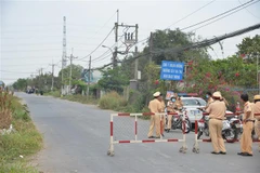 Lực lượng chức năng phong tỏa hiện trường. (Ảnh: Thành Chung/TTXVN)