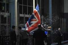 Lễ hạ quốc kỳ Anh tại trụ sở Nghị viện châu Âu ở Brussels, Bỉ tối 31/1, thời điểm Anh chính thức rời Liên minh châu Âu. (Ảnh: AFP/TTXVN)