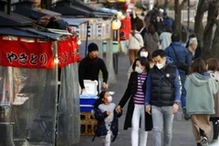 Người dân đeo khẩu trang để phòng tránh lây nhiễm COVID-19 tại Fukuoka, Nhật Bản. (Ảnh: Kyodo/TTXVN)