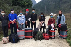 Tám công dân nhập cảnh trái phép về Việt Nam qua biên cột mốc số 767 xã Ngọc Chung, huyện Trùng Khánh, Cao Bằng vừa bị phát hiện, đưa vào khu cách ly. (Ảnh: TTXVN phát)