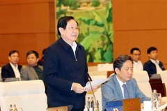 Bộ trưởng Bộ Nội vụ Lê Vĩnh Tân trình bày Tờ trình. (Ảnh: Trọng Đức/TTXVN)