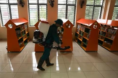 Phun thuốc khử trùng tại trường Tiểu học Hoàng Diệu, quận Ba Đình, Hà Nội, để phòng chống dịch bệnh viêm đường hô hấp cấp do chủng mới của virus corona. (Ảnh: Thanh Tùng/TTXVN)