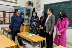 Chủ tịch Ủy ban nhân dân thành phố Hải Phòng cùng đoàn đại biểu Sở Y tế kiểm tra công tác phòng chống dịch bệnh tại trường Trung học Dư Hàng Kênh. (Ảnh: An Đăng/TTXVN)