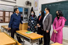 Chủ tịch Ủy ban nhân dân thành phố Hải Phòng cùng đoàn đại biểu Sở Y tế kiểm tra công tác phòng chống dịch bệnh tại trường Trung học Dư Hàng Kênh. (Ảnh: An Đăng/TTXVN)