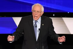Thượng nghị sỹ độc lập bang Vermont Bernie Sanders phát biểu tại buổi tranh luận trực tiếp trên truyền hình lần thứ 7 ở Des Moines, bang Iowa, Mỹ. (Ảnh: AFP/TTXVN)