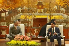 Chủ tịch Ủy ban Nhân dân thành phố Hà Nội Nguyễn Đức Chung tiếp ông Koyama Noriaki, Phó Chủ tịch Tập đoàn Uniqlo. (Ảnh: Nguyễn Thắng/TTXVN)