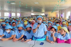 Công nhân nêu ý kiến tại buổi đối thoại. (Ảnh: Đại Nghĩa/TTXVN)