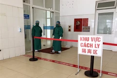 Đội ngũ cán bộ, nhân viên tham gia phục vụ luôn túc trực tại khu vực cách ly. (Ảnh: An Đăng/TTXVN)