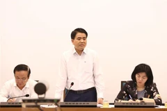 Chủ tịch Ủy ban nhân dân Thành phố Hà Nội Nguyễn Đức Chung phát biểu chỉ đạo cuộc họp. (Ảnh: Văn Điệp/TTXVN)