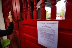 Khu di tích Đền Ngọc Sơn-Cầu Thê Húc tạm ngừng phục vụ khách tham quan vì dịch corona. (Ảnh: Thành Đạt/TTXVN)