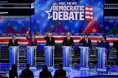 Các ứng viên đảng Dân chủ Mỹ tham gia cuộc tranh luận tại thành phố Las Vegas, bang Nevada ngày 19/2. (Ảnh: AFP/TTXVN)