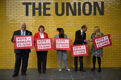 Các nhà vận động kêu gọi ở lại EU tại Manchester, Anh ngày 16/6. (Nguồn: AFP/TTXVN)