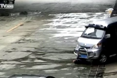 Câu bé bị chiếc xe ôtô đâm. (Nguồn: CCTV)