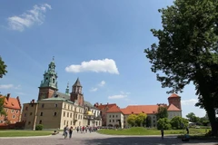 Cảnh quan tiêu biểu nhất của cố đô Krakow chính là tòa lâu đài tráng lệ của các nhà vua được xây dựng vào thế kỷ XIV. (Ảnh: Quang Hải/TTXVN)