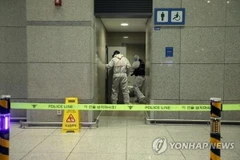 Lực lượng xử lý chất nổ kiểm tra bên trong nhà vệ sinh nam. (Nguồn: Yonhap)