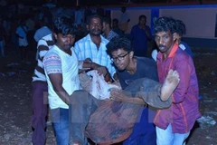 Chuyển người bị thương tại hiện trường vụ hỏa hoạn. (Nguồn: Hindustan Times/TTXVN)