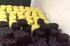 Những chiếc bánh màu đen được làm từ bột gạo đen. (Nguồn: CCTV)