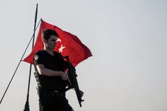 Binh sĩ Chính phủ gác trên cầu Bosphorus sau khi giành quyền kiểm soát Istanbul ngày 16/7. (Nguồn: AFP/TTXVN)