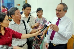 Chủ tịch Ủy ban Trung ương mặt trận tổ Quốc Việt Nam Nguyễn Thiện Nhân trả lời phỏng vấn báo chí về công tác bầu cử tại Thành phố Hồ Chí Minh. (Ảnh :Thế Anh/TTXVN)