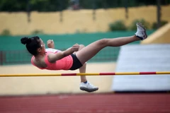 Một vận động viên thi đấu nội dung nhảy cao. (Ảnh: Thanh Tùng/TTXVN)