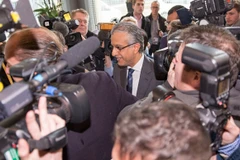 Ông Sheikh Salman giữa vòng vây báo chí. (Nguồn: AP)