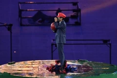 Thủ tướng Nhật Bản Shinzo Abe hóa thân nhân vật Super Mario nhận cờ đăng cai Olympic 2020