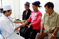 Kiểm tra sức khỏe, cấp thuốc điều trị dự phòng và nâng cao thể trạng cho bệnh nhân mắc Hội chứng viêm da dày sừng bàn tay, bàn chân. (Ảnh: Dương Ngọc/TTXVN)