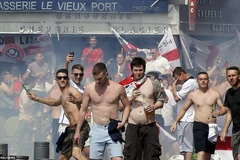 Cổ động viên Anh làm loạn trên đường phố Pháp. (Nguồn: Reuters)