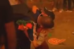 Cổ động viên Pháp ôm chầm lấy cậu bé. (Nguồn: YouTube)