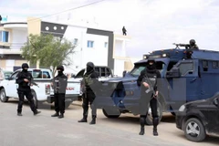 Cảnh sát Tunisia trong chiến dịch truy quét các phần tử khủng bố tại khu vực ngoại ô Tunis ngày 11/5 vừa qua. (Ảnh: AFP/TTXVN) 