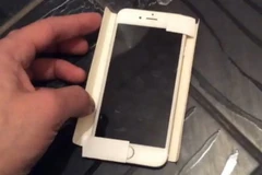 Mẫu điện thoại được cho là iPhone màn hình 4 inch mới của Apple. (Nguồn: YouTube)