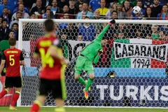 Thibaut Courtois phải vào lưới nhặt bóng hai lần trong trận đấu với Bỉ. (Nguồn: ESPN)