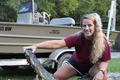 Tiffany Wienke bên con cá sấu khổng lồ. (Nguồn: Facebook)