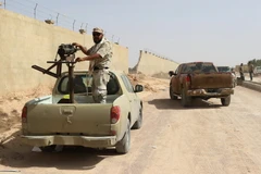 Binh sỹ ủng hộ Chính phủ Libya làm nhiệm vụ trong chiến dịch chống IS ở Sirte ngày 2/7. (Nguồn: AFP/TTXVN)